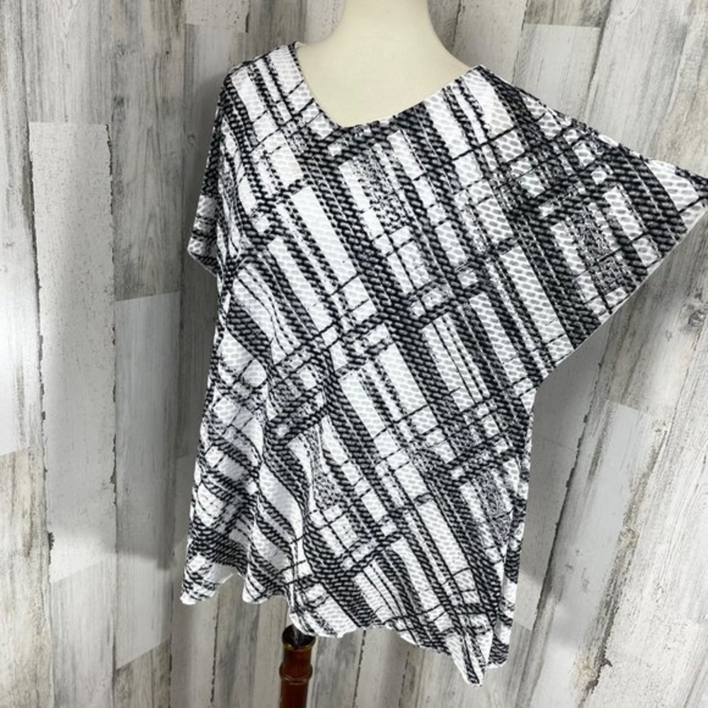 Chico’s Women's Black White Open Knit Lined Short Sleeve Shark Bite Hem Blouse 3